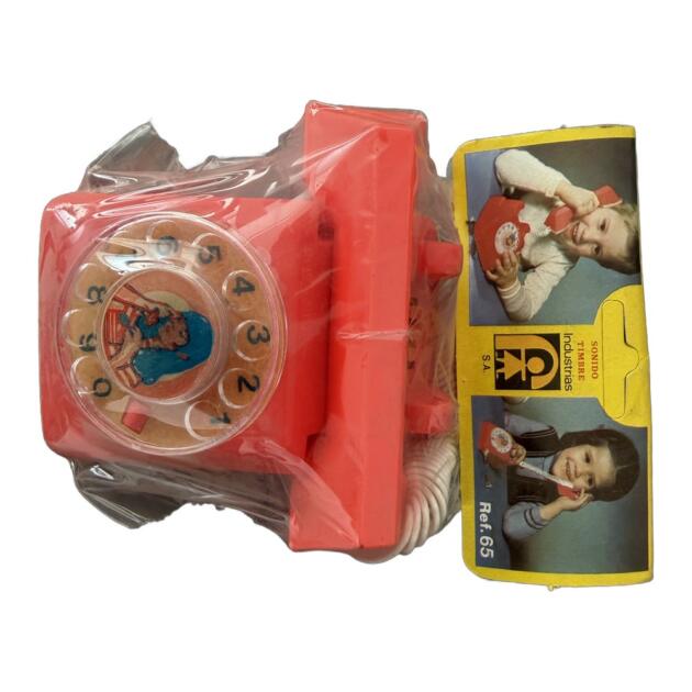 Teléfono de juguete rojo con muñeca